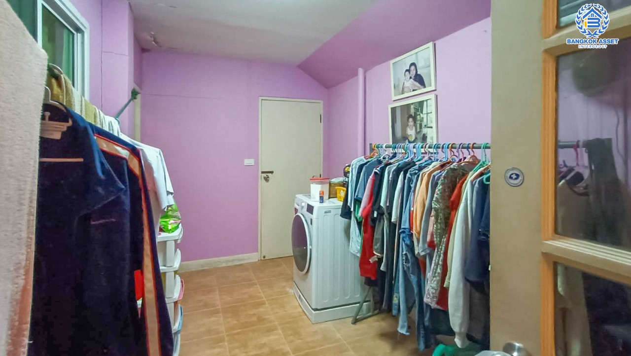 *****บ้านเดี่ยวมือสองนนทบุรี ม.รุ่งอรุณ กาญจนาฯ เนื้อที่ 53.4 ตร.ว. ฟังก์ชันครบ 4 ห้องนอน 2 ห้องน้ำ 2 ที่จอดรถ สะดวกสบาย บนทำเลเข้า-ออกได้หลายเส้นทาง ถ.กาญจนาภิเษก, ถ.นครอินทร์ ใกล้เซ็นทรัลเวสต์เกต และทางด่วน "ศรีรัช"